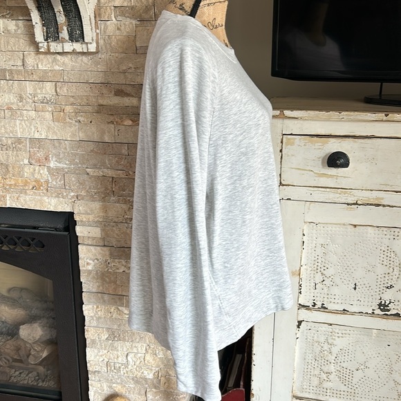 Lou & Gray signature soft plush marled gray hi lo crew neck sweatshirt - Picture 8 of 16